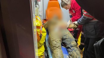 У Самборі рятувальники дістали чоловіка, який впав у підвал і травмувався