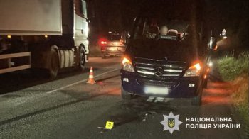 На Львівщині мікроавтобус Mercedes збив 62-річного пішохода: чоловіка госпіталізували