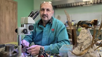 Олександр Мірошніков створює скульптури та прикраси з уламків російських “Калібрів”