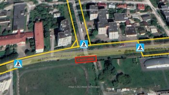 Львів’яни просять прокласти тротуар на вулиці Лінкольна: мешканці ходять по болоту