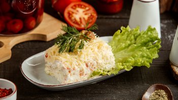 Проста ідея для закусок: салат з плавлених сирків і часником за 10 хвилин