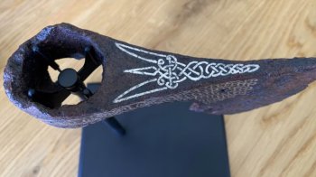 Сокира із зображенням тризуба.