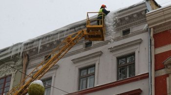 У Львові 12 альпіністів збивали бурульки з дахів