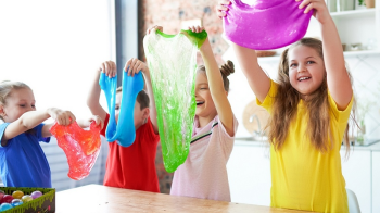 Діти граються слаймом