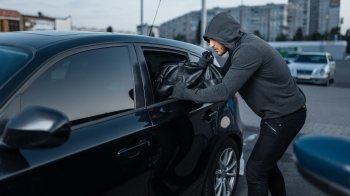 У Новому Роздолі злодій вкрав ґаджет прямо із салону автомобіля