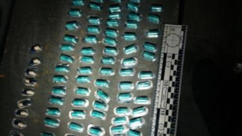 Патрульні виявили у львів’янина понад сотню різнокольорових таблеток: запідозрили, що це наркотики