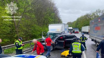 У Львівському районі зіткнулись легковик з вантажівкою