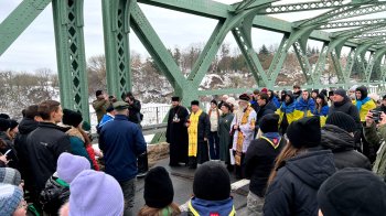 До України з Польщі привезли Благодатний вогонь
