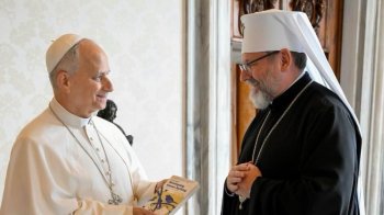 Глава УГКЦ подарував Папі Римському книжку про війну львівського молодого письменника та ветерана