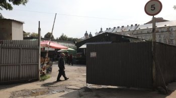 Перешкоджали руху: у центрі Львова почали демонтаж самовільно встановлених брам