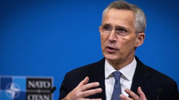 Єнс Столтенберг розмовляє із журналістами