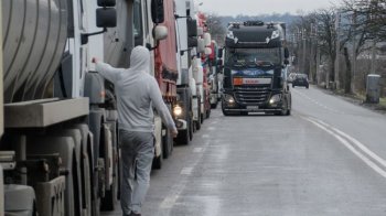 Колона вантажівок стоїть у черзі на перетин кордону