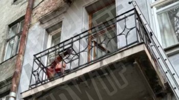 Чоловік на балконі