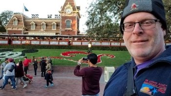 Найщасливіша людина у світі: чоловік встановив рекорд, щоденно відвідуючи Діснейленд протягом 10 років (фото)