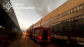 Вранці у Львові знову виникла масштабна пожежа на території автобусного заводу