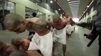 «Мегав'язниця» для гангстерів: мережу вразили кадри із тюрми у Сальвадорі (відео)