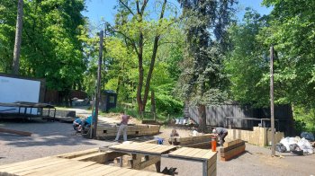 Львів’янка у соцмережі поскаржилася, що у Парку культури в неділю пиляють дошки: в коментарях жінку розкритикували