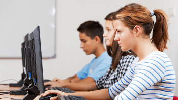 Учні за комп'ютерами