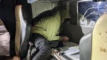 Заховався під вантажівкою: на “Краківці” прикордонники викрили ухилянта