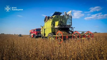 На Яворівщині під час збору врожаю посеред поля загорівся комбайн
