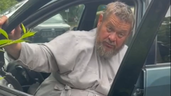 П’яний священник в’їхав у будинок в Ужгороді та вимагав у поліції повернути водійські права