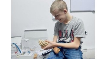 У центрі «Незламні» у Львові встановили дитячий протез синові захисника