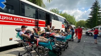 Пацієнти обласного центру ЕМД перед поїздкою.