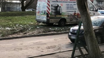 Систематично знищується газон: львів’яни поскаржилися на хаотичне паркування та бездіяльність комунальників