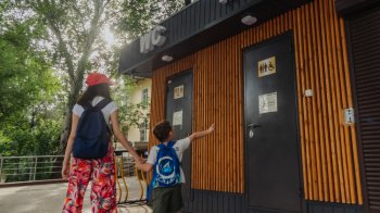 Матір забула сина в туалеті повертаючись з Італії