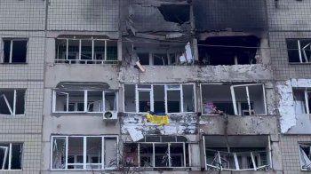 Відео дня: львів’янин вивісив прапор на обстріляному дронами будинку