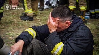 ДСНС показала героїв-рятувальників після атаки на Львівщину