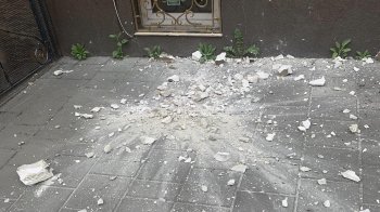 Шматок фасаду розбився об підлогу
