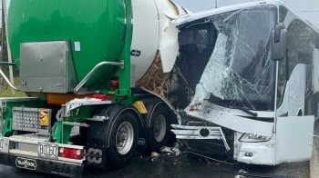 Автобус зіткнувся з двома автоцистернами: у ДТП на Львівщині загинула людина