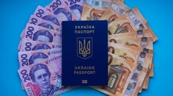 Українці у Латвії зможуть обміняти готівкову гривню на євро — НБУ