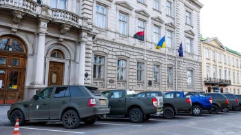 На Львівщині волонтери з Британії передали ще 35 позашляховиків для військових