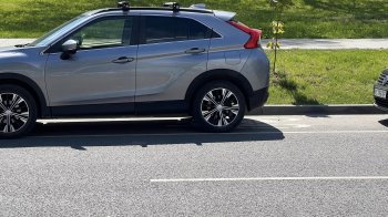 Львів’яни поскаржились на водіїв, які паркують машини на велодоріжці