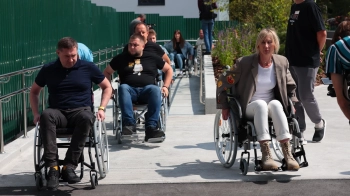 Екскурсія на кріслах колісних: у Львові підприємці та можновладці відчули з чим щодня стикаються люди з інвалідністю