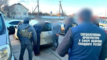 Мешканці Львівщини в змові з правоохоронцем та військовим обікрали двох ухилянтів