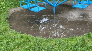 Затоплює від найменшого дощу: львів’яни скаржаться на поламані качелі на дитмайданчику