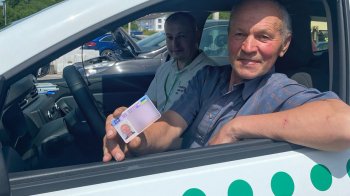 Пан Ігор з новим посвідченням водія