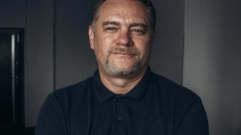 Двері квартири Юрія Ніколова обклеїли образливими папірцями, фото «Детектора медіа»