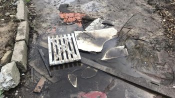 На дорозі утворилася велика калюжа