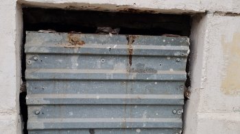 Без світла та вікон: львів`яни нарікають на жахливий стан укриття в будинку