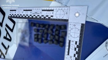 Вночі у Львові поліція затримала чоловіка з 31 згортком наркотиків