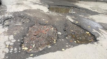 Люди закидають ями цеглою: львів’яни показали побитий асфальт в одному з дворів Сихова (фото)