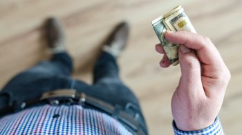 Двоє чоловіків намагалися дати хабар прикордонникам, щоб потрапити до Польщі: їх передали правоохоронцям