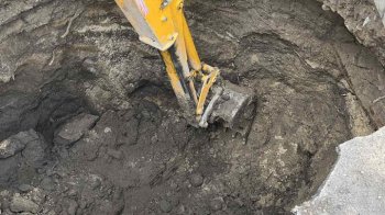 У Золочеві продовжують роботу над ліквідацією 5-ти метрової вирви (ВІДЕО)