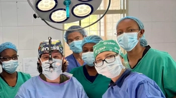 Під час місії в ЗІмбабве лікарі з “Охмадиту” прооперували пацієнтку з патологією на обличчі