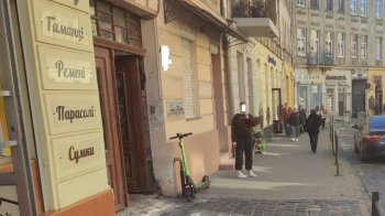 16-річний львів’янин на електросамокаті збив на тротуарі літню жінку