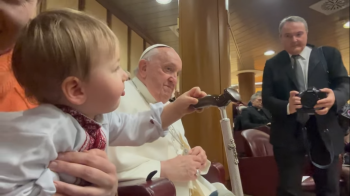 Маленький українець відібрав у Папи Римського Франциска палицю, щоб погратись: мережу розчулило відео